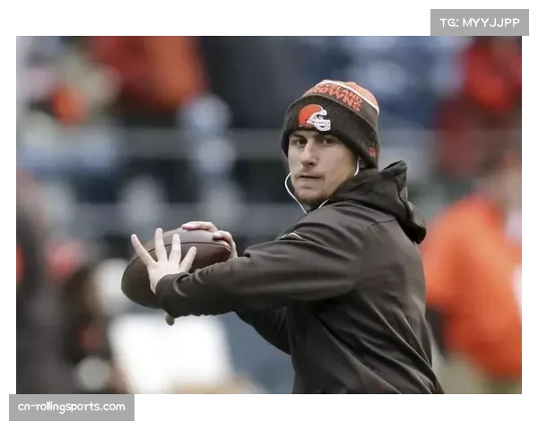 布朗新秀四分卫桑德斯首秀谨慎传球助球队取胜